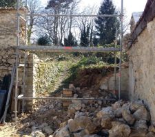 Le 2&egrave;me mur bient&ocirc;t termin&eacute;,apparait la butte de terre &agrave; terrasser