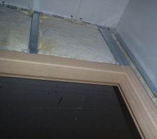 D&eacute;tail du chambranle d'une porte avec isolation du placo.