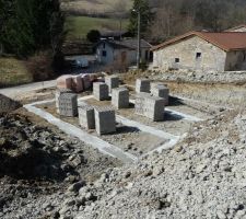 Fondations coulées et chemin d'accès