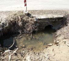 Tuyau pour franchir le bief.