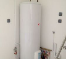 Ballon d'eau chaude dans le cellier