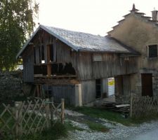 Debut de la phase des travaux, en commençant par la destruction de l ancien cabanon qui servais de grange technique pour le moulin