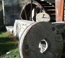 Une vue d une des meules du moulin ( en premier plan) qui va être rentrée pour l insérer dans un des murs du séjour
en arrière plan, la roue a aube du moulin, et la fin du canal amenant l eau