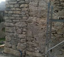 Debut de reconstruction des murs porteurs en pierre, qui vont soutenir l ossature bois de la nouvelle extension