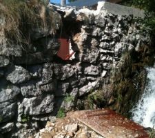 Percée dans le mur en pierre du canal, afin d avoir 1 accès au four a pain (dans le fond) depuis le jardin