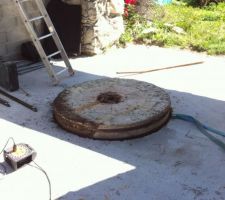 La deuxième meule, qui elle, as été mise au sol, afin d être au raz du carrelage, au milieu du futur salon!