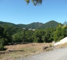 Vue du terrain par la route d'acces avec une vue sur le mont vinaigre mon terrain de jeu en vtt