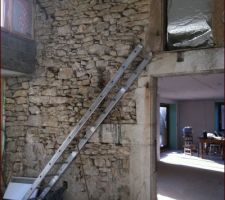 Piquage du mur afin d enlever tous les rides de l ancien enduit a la chaux