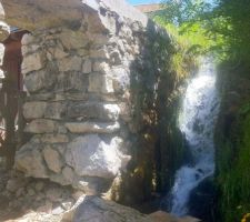 La petite cascade au fond du jardin.... et le fameux passage pour accéder au four a pain