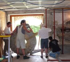 Debut de la mise en  place de la meule contre le mur... j avais besoin de bras! (1,2 Tonnes estimées...)