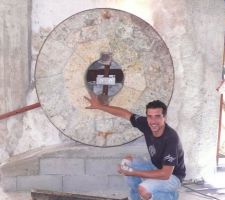 Et voila!! la voila fixée, reste plus qu a mettre les cales a gauche et a droite...