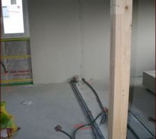 Chambre 1 à gauche, salon à droite. On peut constater que le placo spécial feu n'est pas en place à coté du conduit...