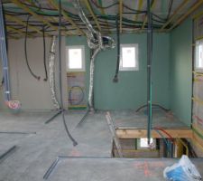 Pose des rails pour les cloisons des pièces. On aperçoit la salle de bain à droite, puis les WC et la chambre 2 à gauche. Chambre 5 au 1er plan.