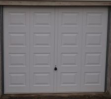 La porte de garage.