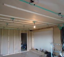 Mise en place liteau au plafond pour retenir la ouate lors de l'insufflation