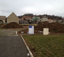 Chemin d'acc&eacute;s fait, ainsi que la plateforme de la maison