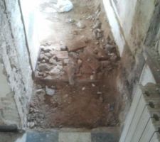 Vla le gros trou que &ccedil;a nous fait, on a pas trop compris pourquoi ils avaient fait un mur si &eacute;pais ici...

on y est all&eacute; molo, le mur ext&eacute;rieur n'avait rien de particulier (juste du torchi), et le centre du mur &eacute;tait fait en tout-venant ...