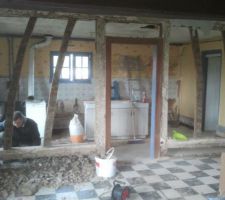 On a tout d&eacute;soss&eacute;, demain je vais commander des poutres 30x30 en sapin pas les moyens de mettre du ch&ecirc;ne malheureusement.