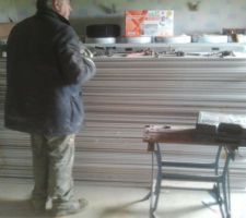 90 plaques de pl&acirc;tres = 2,4 tonnes, conseil = &eacute;viter de prendre un 15m3 car la capacit&eacute; max est de 1,4 tonnes environ, on a du faire 3 voyages pour le coup pas rentable l'affaire.

mais les 19t de livraisons n'entre pas chez nous, 200m d'all&eacute;e jusqu'&agrave; la maison en cote je me voyais pas le faire &agrave; la main.