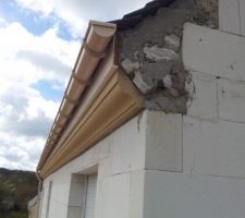 Voilà ce qui a été fait pour permettre au charpentier d'avancer, c'est sensé être provisoire ... Le provisoire dure 2 mois avec CVTL. Il va falloir casser pour poser les bouchons ... A suivre