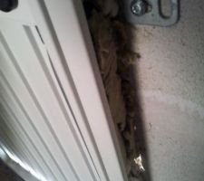 Pour combler les 3 cm d'écart entre la porte de service et le mur ... Ni fait, ni à faire! Travail d'incompétents et je pèse mes mots.