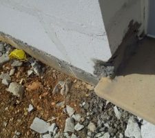 Il a fallu casse les blocs pour installer les seuils ... Le ciment reste creux et n'est pas aligné avec l?arête. Travail baclé!