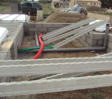 Pose des gaines et évacuation eaux usées hourdis