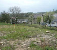 Implantation de la maison pour le terrassement. Délimitation avec le terrain du voisin, il reste 3m20 à l'endroit le plus rapproché.