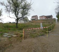 Implantation de la maison pour le terrassement. Vue du coté du terrain avec le chemin piéton.