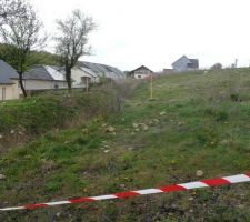 Implantation de la maison pour le terrassement. Mur arrière de la maison et terasse.