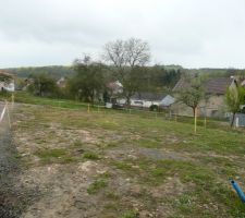 Implantation de la maison pour le terrassement. Vue de l'entrée du terrain