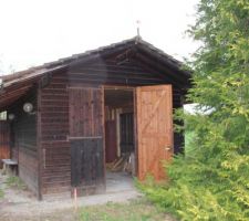 L'annexe en bois qui a &eacute;galement &eacute;t&eacute; d&eacute;molie. Dommage, mais besoin du terrain pour construire
