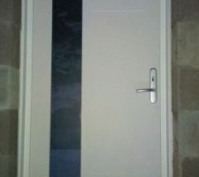 La porte devrait être gris anthracite !! ainsi que la porte de garage comme on peut voir sur les autres photos...; erreur de parcours