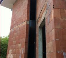 Les châssis fixes de chaque côté de la porte d'entrée (en attente des vitrages)
