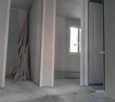 Vue des escaliers sur les trois chambres à l'étage
