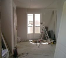 Vue de la cuisine vers le hall d'entrée