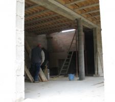 Le coffrage de l'escalier béton est en cours