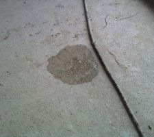 Le sol du s&eacute;jour &agrave; l'aplomb du plafonnier