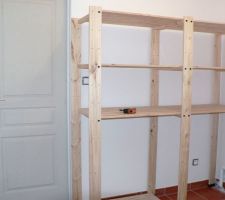 Le coin buanderie, dans le cellier, est en cours d'aménagement avec des étagères GORM de IKEA.