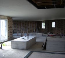 Isolation des murs extérieurs.
Vue du garage sur la pièce de vie et les chambres.