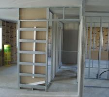 Porte à galandage en premier plan et chambre derrière