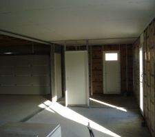 Vue sur la cuisine, cellier et garage