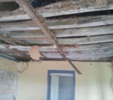 Nouvelle surprise, au dessus du cache mis&egrave;re de la cuisine on trouve des poutres pr&ecirc;tes &agrave; c&eacute;der ...