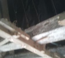 Pi&egrave;ce fendue par le poids de la chemin&eacute;e