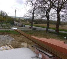 Vue de la terrasse et de la fenêtre fixe du salon.