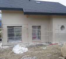 Début de notre crépis, notre choix c'est arrêté sur du WEBER BLANC 000 pur blanc en finition gratté 

Temps d'attente avant séchage complet environ 3 semaines......pour avoir du blanc PUR