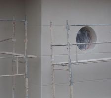 Début de notre crépis, notre choix c'est arrêté sur du WEBER BLANC 000 pur blanc en finition gratté 

Motif avec 3 bande horizontal, vers l'oeil de boeuf diamètre 80cm fixe avec retard effraction 44,2/10/4 toujours de couleur noir RAL 7016

Temps d'attente avant séchage complet environ 3 semaines......pour avoir du blanc PUR