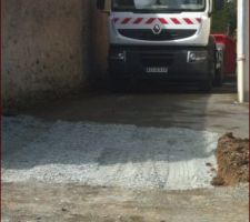 Camion de notre terrassier 
Préparation de l'accès