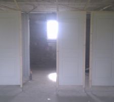 A partir de droite ,porte des wc, salle de bain et notre chambre et derri&egrave;re la porte galandage de notre dressing