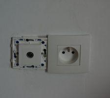 Voici les prises de notre chambre. Heureusement, il n'y a que la sous couche. On a prévu de faire la peinture plus tard.
Vous l'aurez compris impossible de mettre le second cache